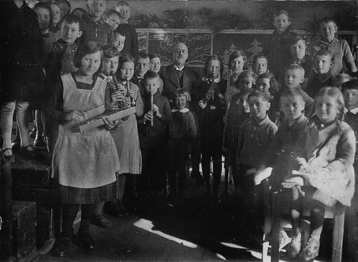 Ein Beleg für die Förderung der musischen Begabung bei Kindern? "Eine fotographische Aufnahme hielt den frohen Augenblick fest: ´Die Kinder mit ihrem Heimatdichter´- Zitat aus der Schulchronik 1932/33 von Branderoda.  - Die Schulkinder von Branderoda mit ihren Musikinstrumenten und Adolf Holst in der Dorfschule von Branderoda (Heinz Domgall, Bielefeld) - Seite 65 im Buch "Adolf Holst - Kindheit in Branderoda"