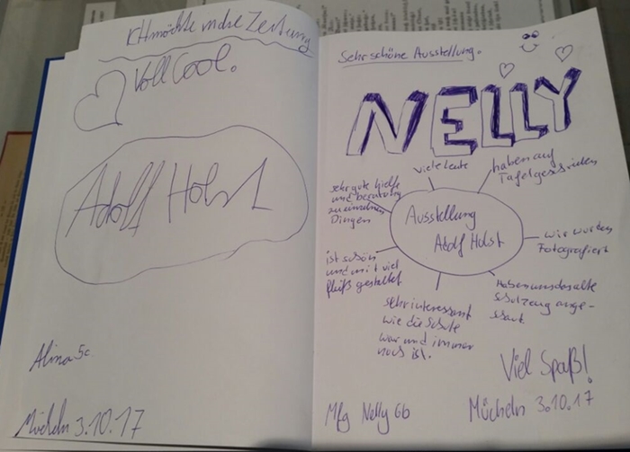 Blick in das Gästebuch der Adolf-Holst-Ausstellung